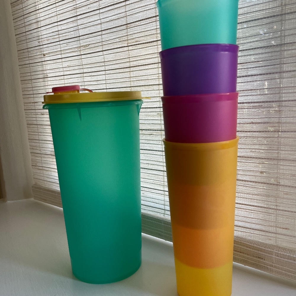 NIB Tupperware 48 oz. Beverage Set